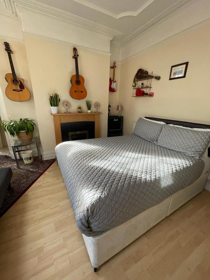Room In Family Home Near Penny Lane Liverpool Exterior photo