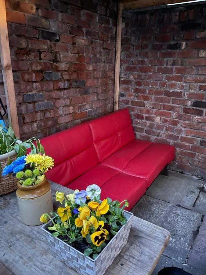 Room In Family Home Near Penny Lane Liverpool Exterior photo